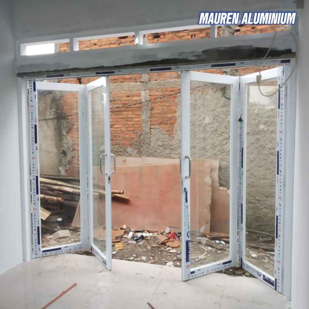 Pintu aluminium minimalis dengan desain unik untuk Rumah Bekasi